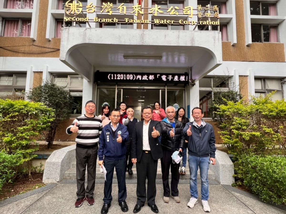 總經理與第二區處同仁合影