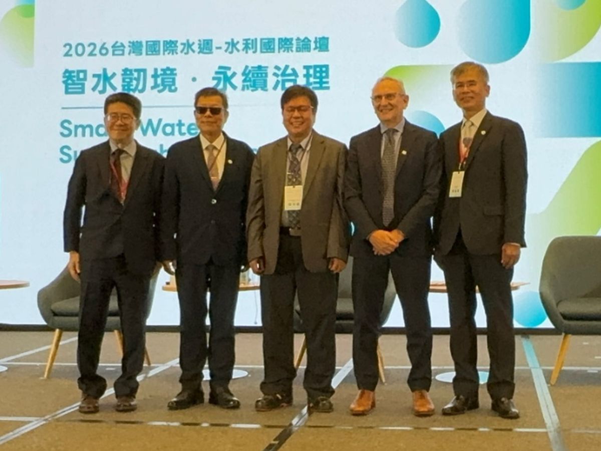 董事長與專題對談與談人合影