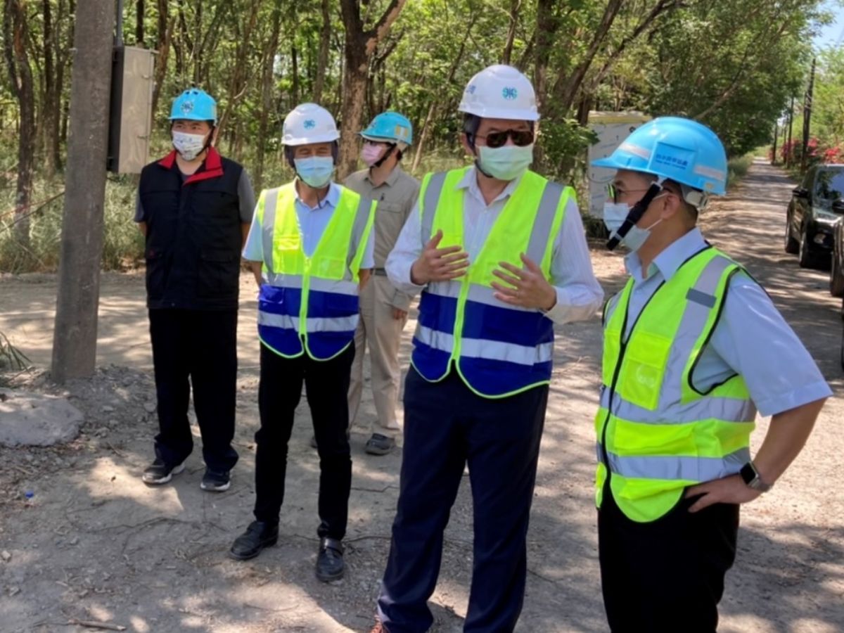 董事長與監造單位討論內埔鑿井工程