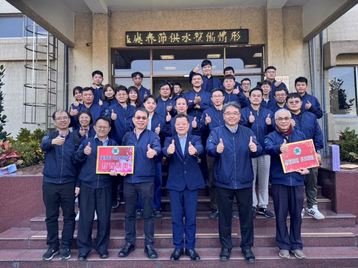 董事長與板新給水廠同仁合影