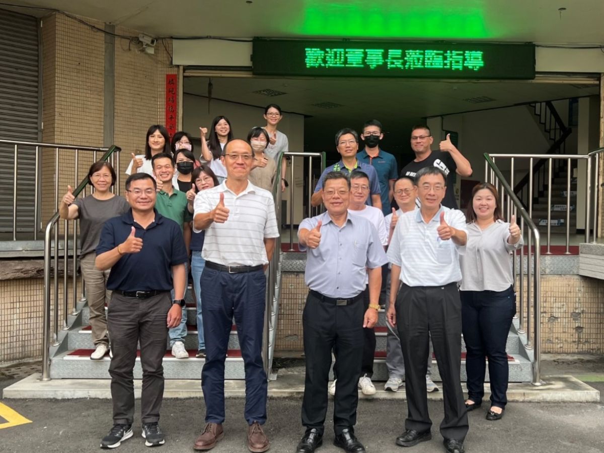 董事長與屏東區處同仁合影
