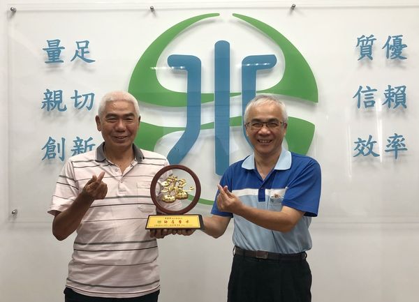 副處長頒發退休人員獎牌.jpg