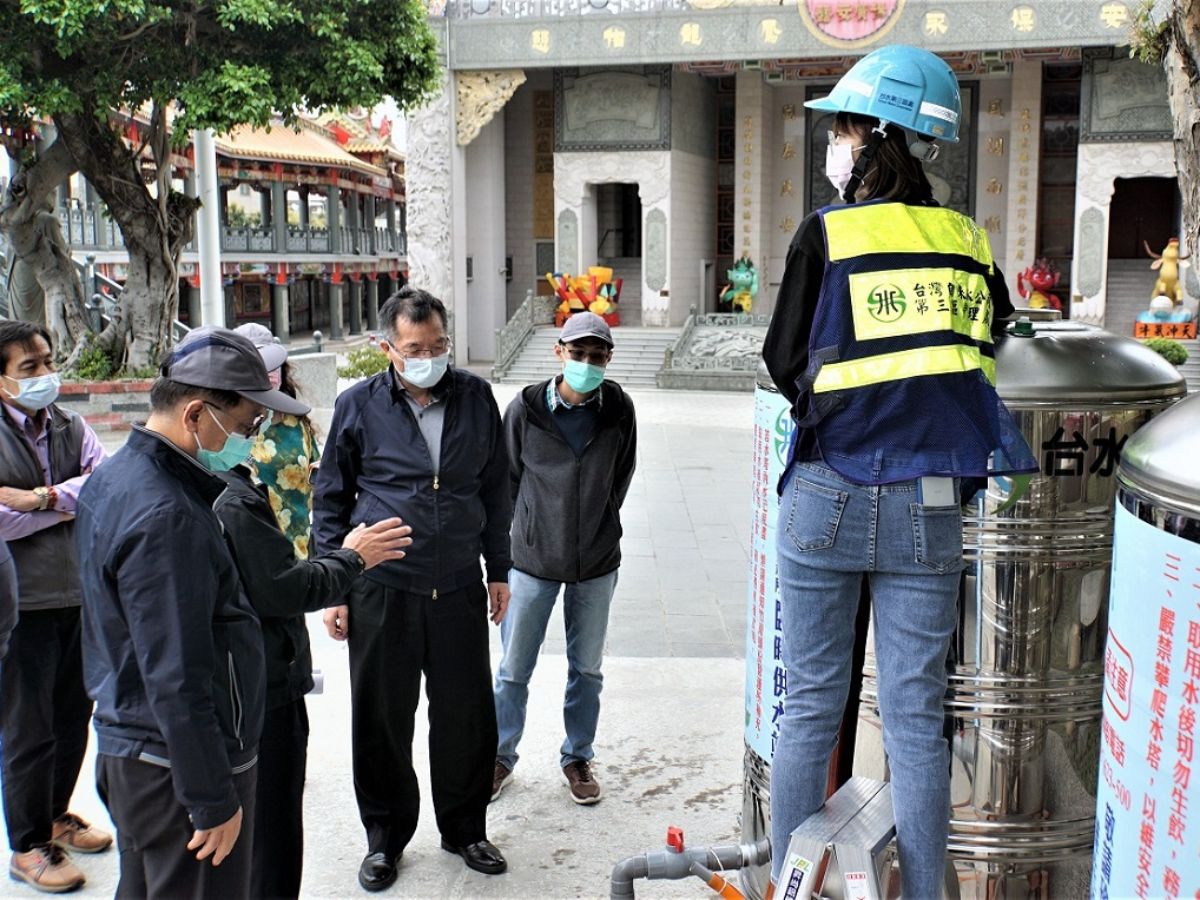 董事長(中)督導竹南頭份所加水作業