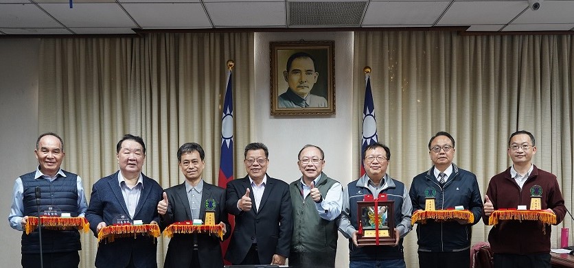 董事長及總經理與榮退主管合影