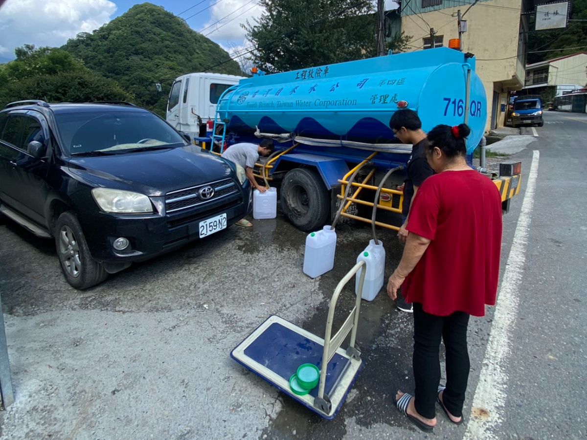 送水車提供民眾取水
