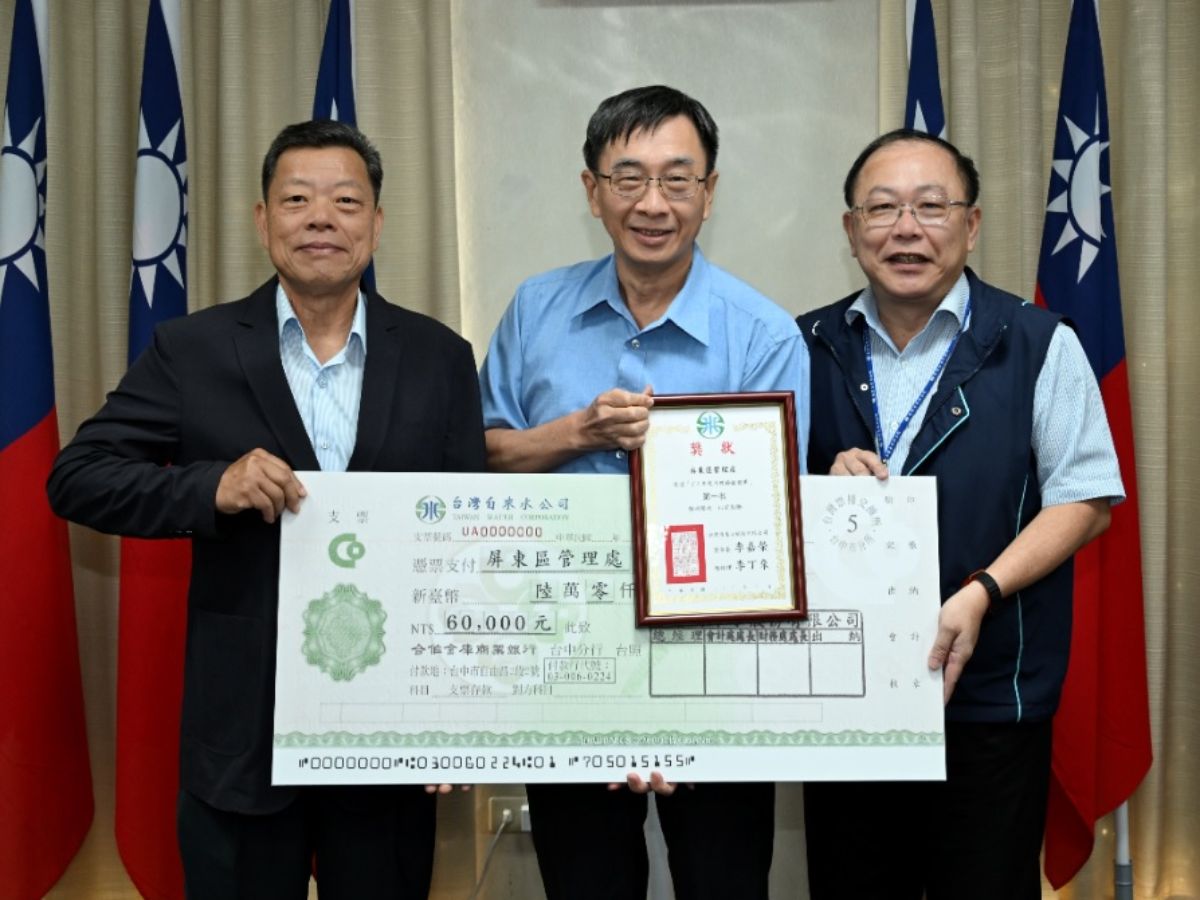 董事長與總經理頒發「114年度深度節能競賽」前三名獲獎單位獎金及獎狀