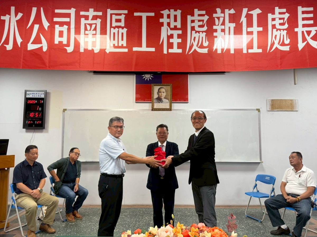 董事長擔任監交人，由原代理處長洪副處長（左）交接印信予新任李處長(右)