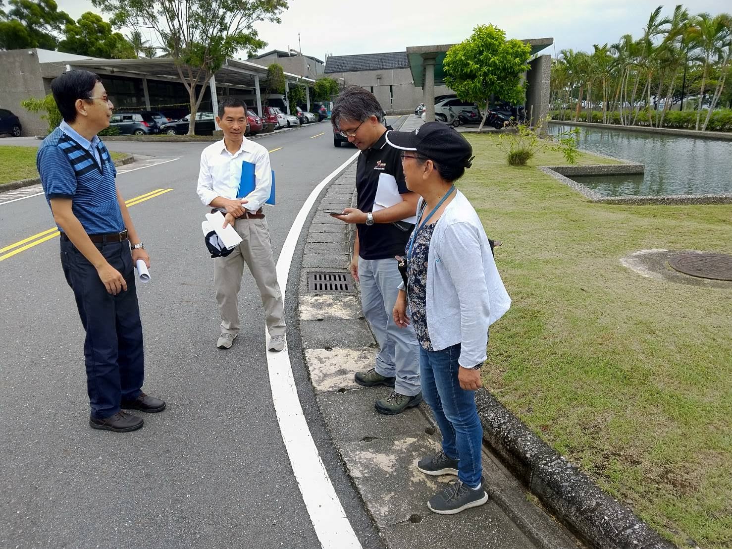 本處成功所主任祝幼麗為解決東管處處本部用水問題，與工務課李工程師榮昌前往會勘協商