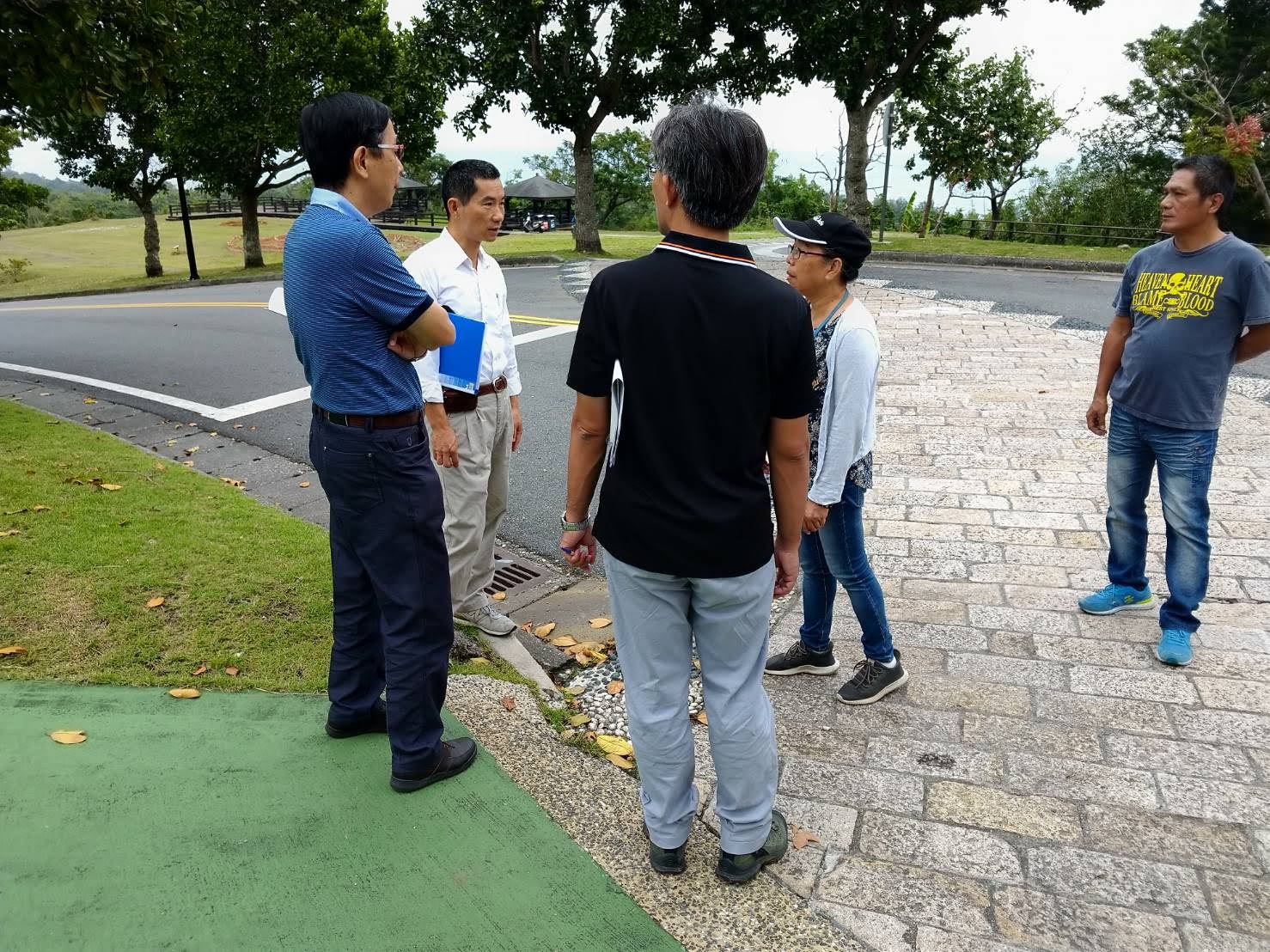 本處成功所主任祝幼麗為解決東管處處本部用水問題，與工務課李工程師榮昌前往會勘協商