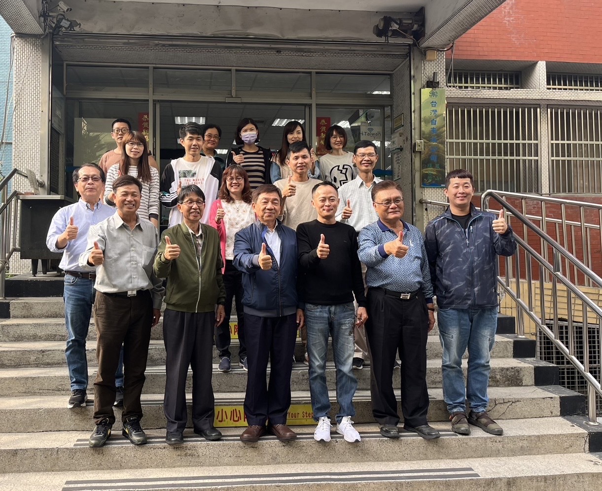 邱處長、吳副處長及秘書與鳳山服務所同仁合影