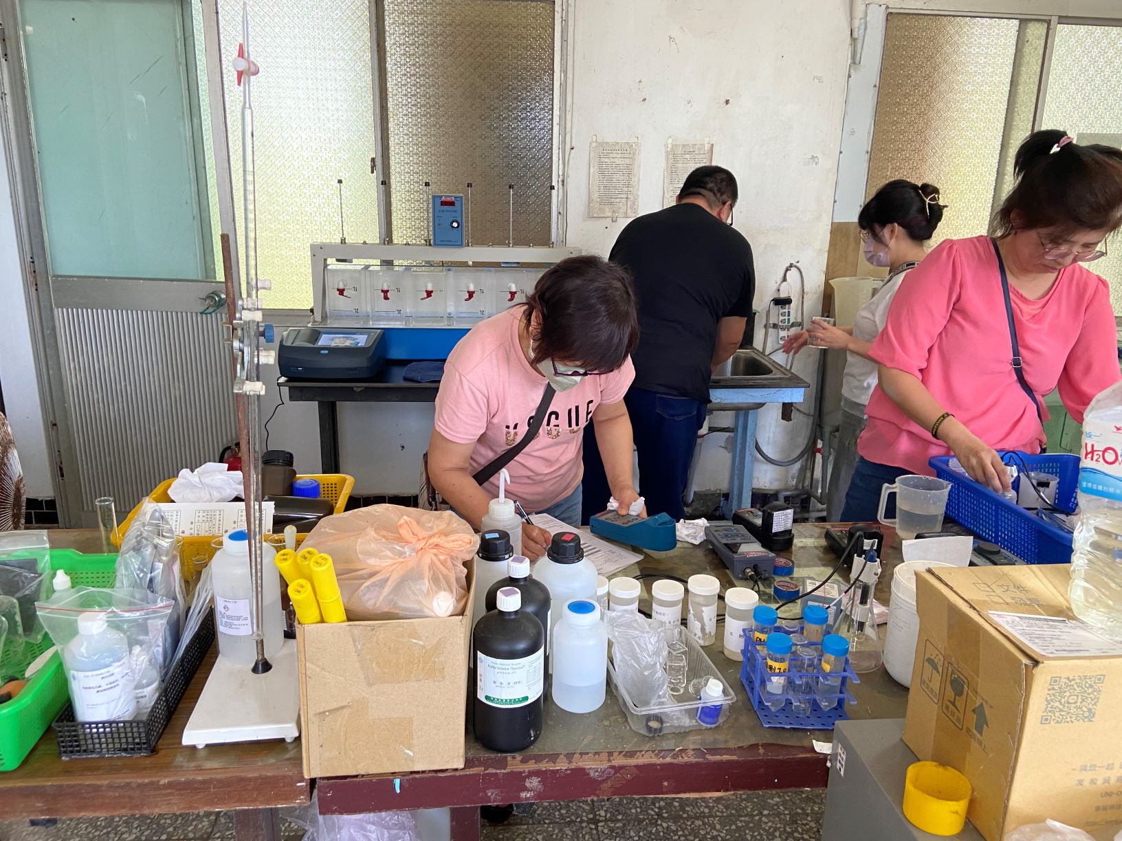 老梅淨水場水質檢測採樣作業