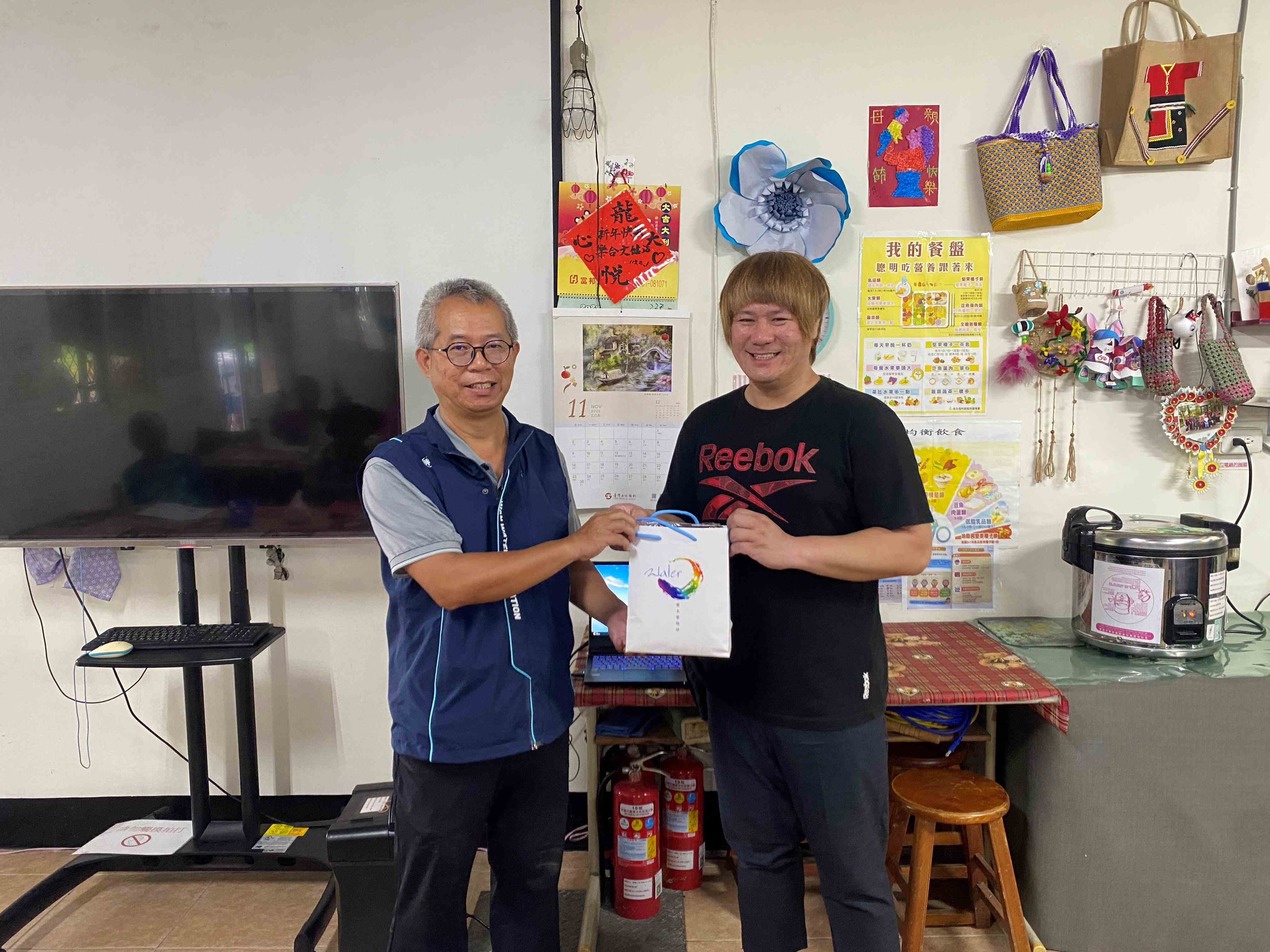 黃股長贈伴手禮