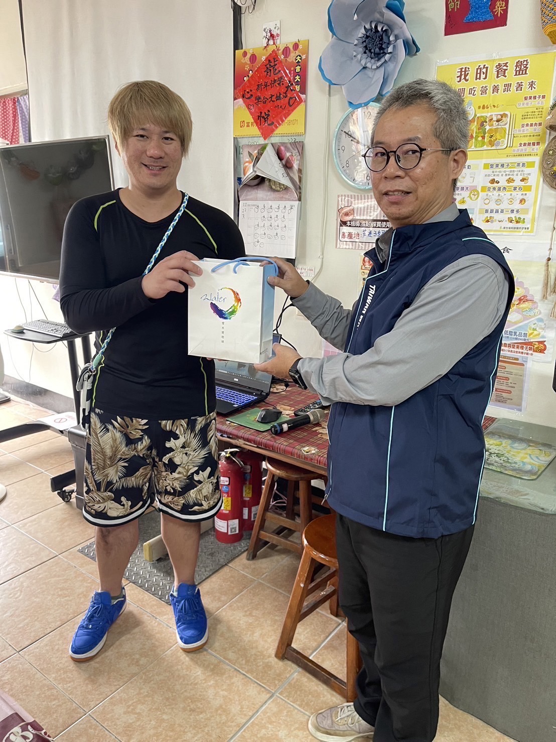 黃股長贈伴手禮