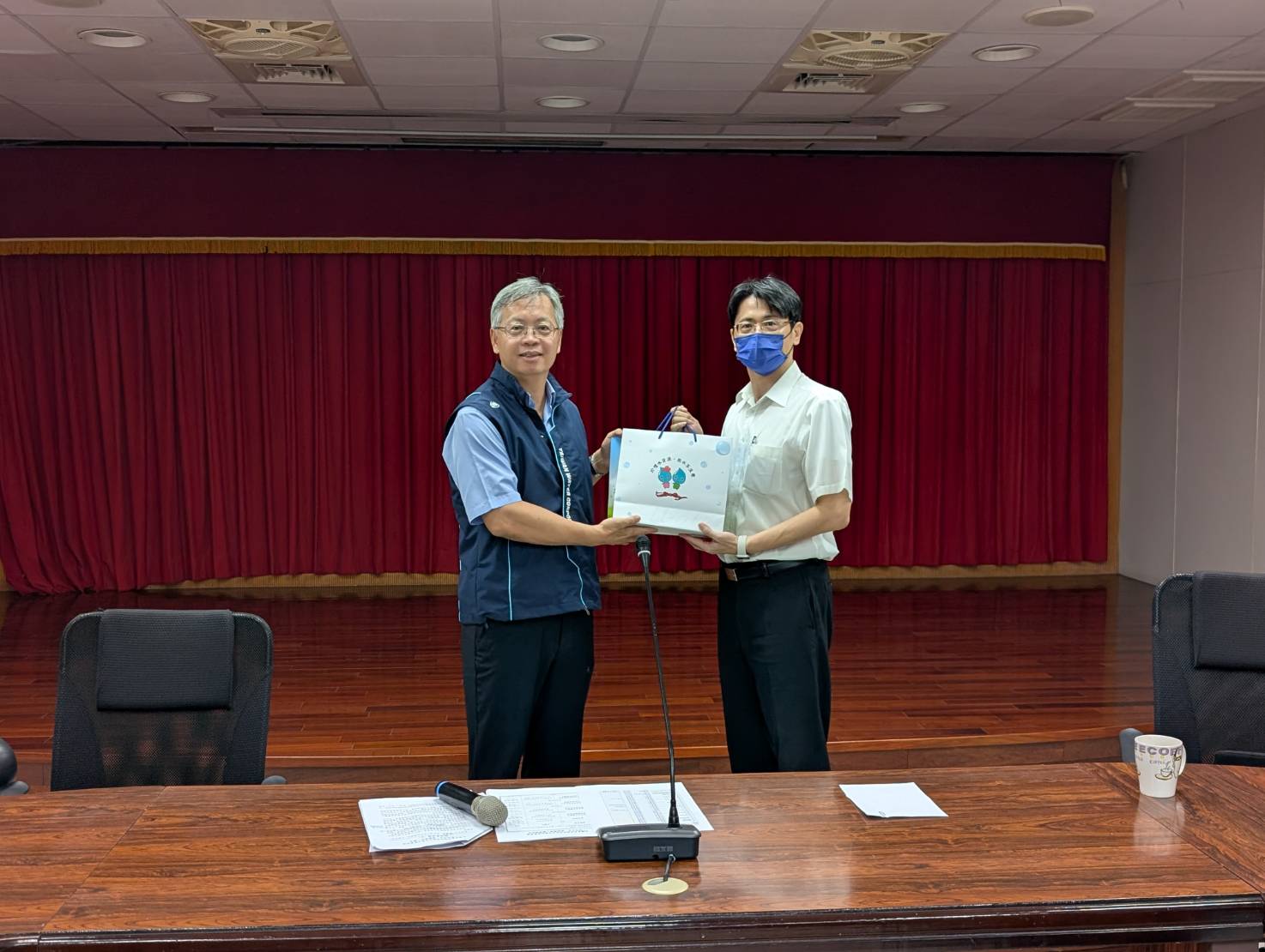 林副處長致贈禮品感謝黃檢察官.jpg