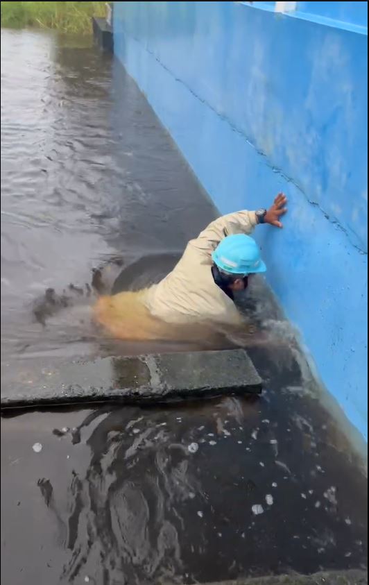 雨水截流站水中清除阻塞.JPG