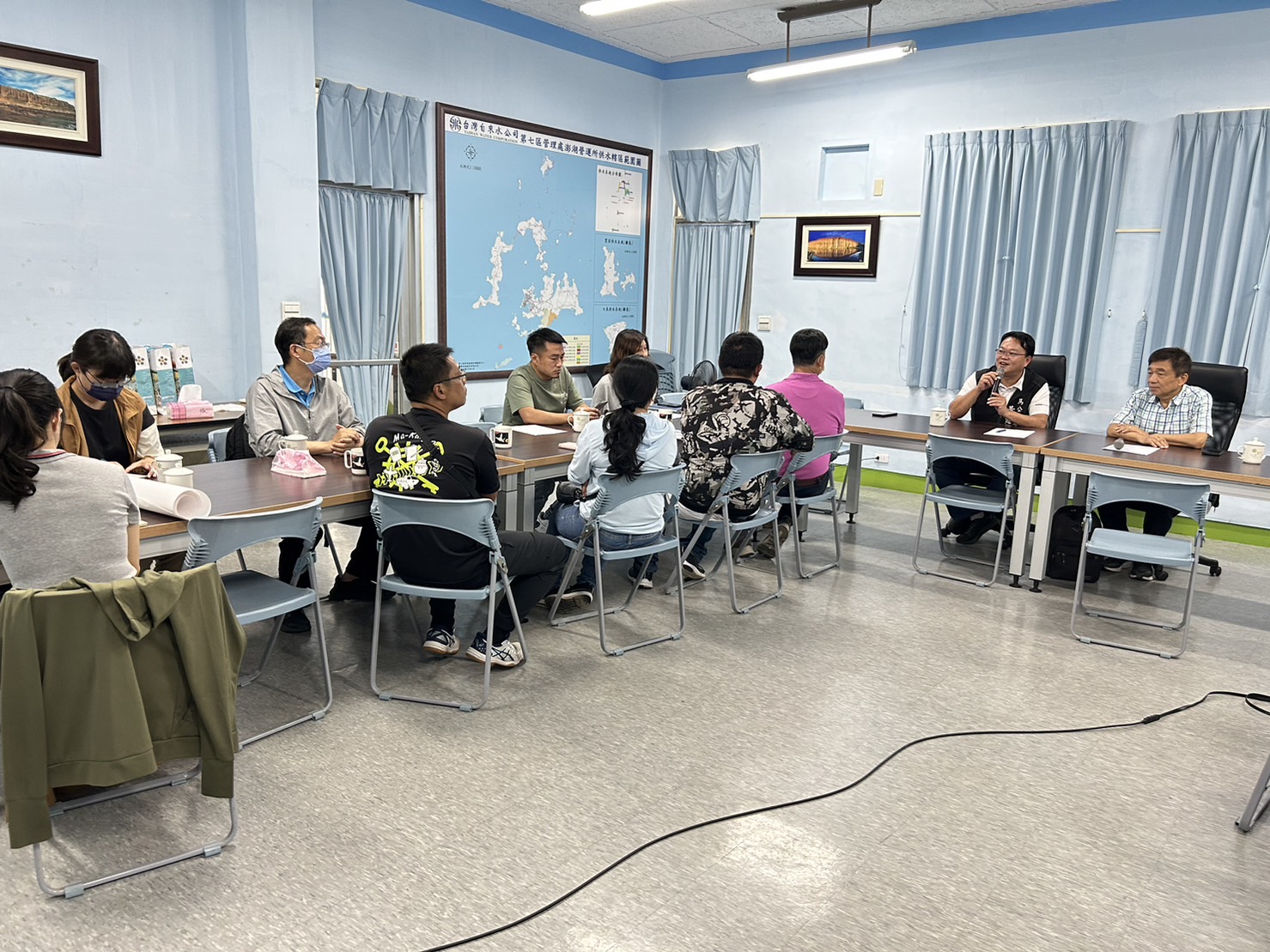 處長(右一)於會議中說明本案相關進度；(右二)為馬公市黃市長。