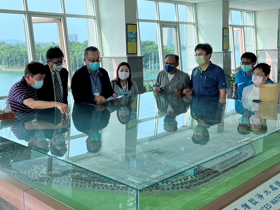 邱處長(左1)向古田副所長(左2)解說淨水處理流程