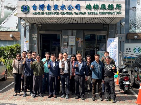 邱處長、吳副處長及秘書與楠梓服務所同仁合影