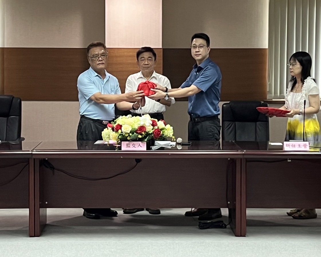 處長(中)擔任監交人,由現任陳秘書(左一)代理廠長交接予新任黃廠長聖然(右一)。