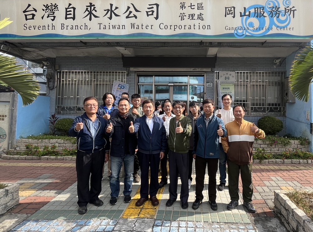 邱處長、吳副處長及秘書與岡山服務所同仁合影