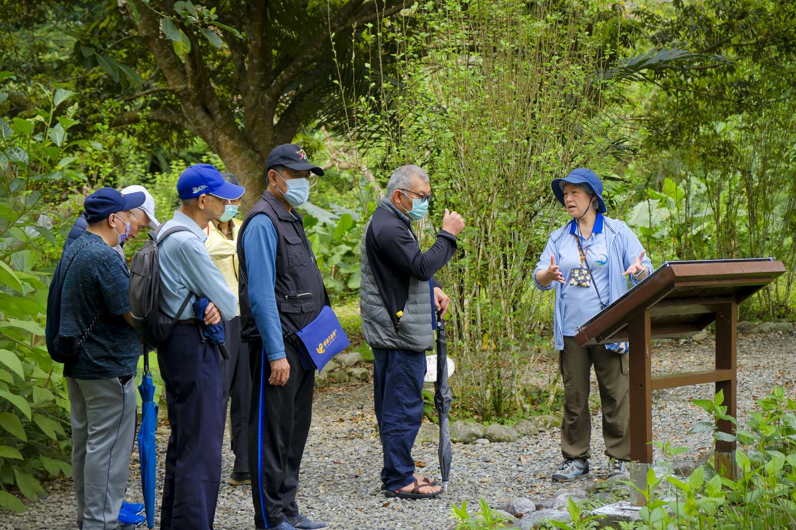 志工老師解說園區生態