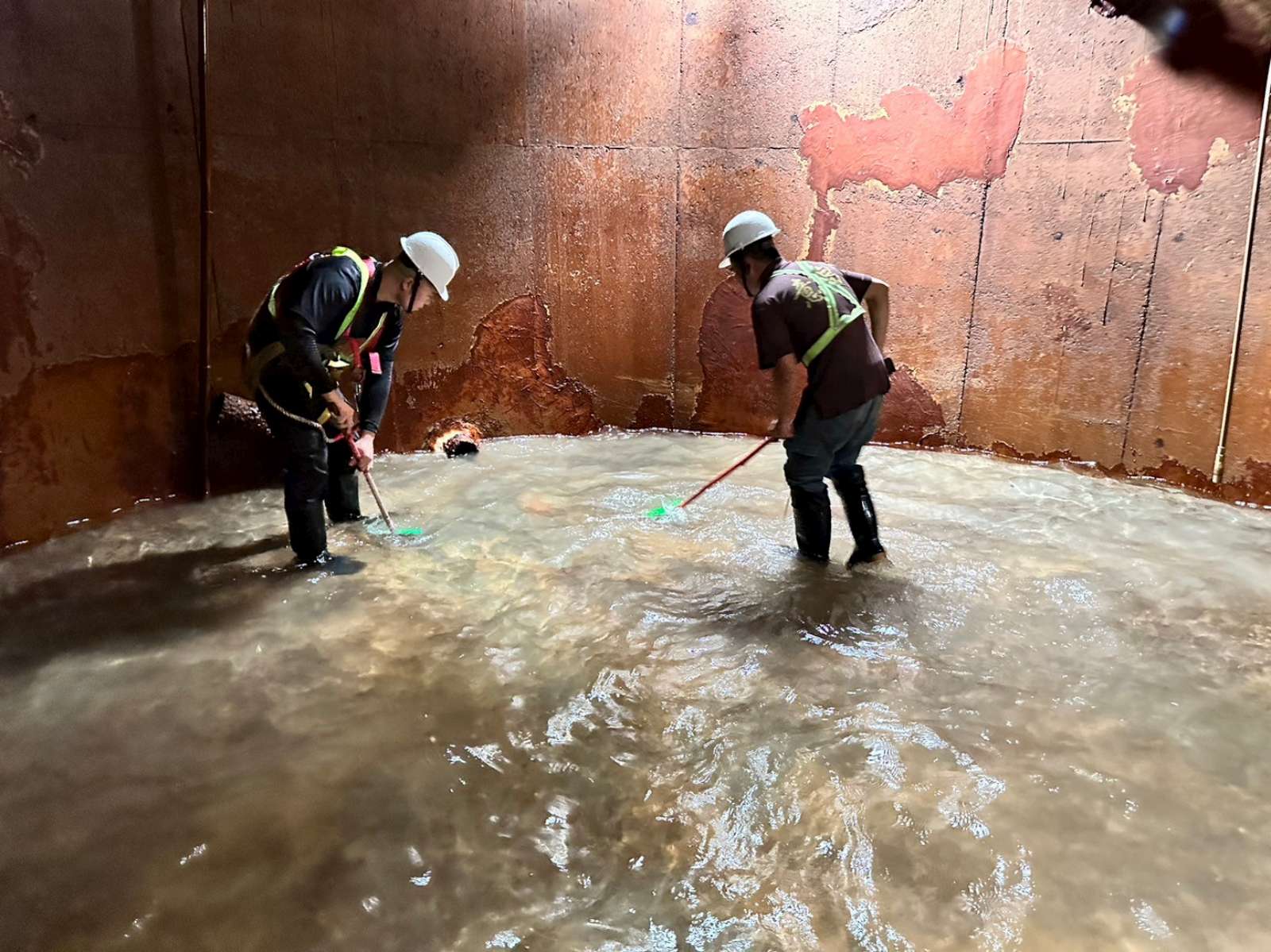 配水池內進行清洗作業-1600.jpg