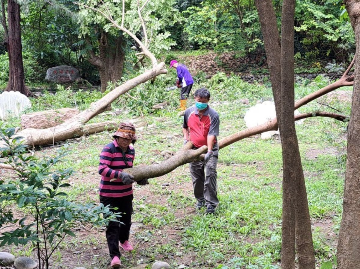 112.07.30-澄清湖環教志工杜蘇芮風災搶救幸福花園和生態池2.jpg