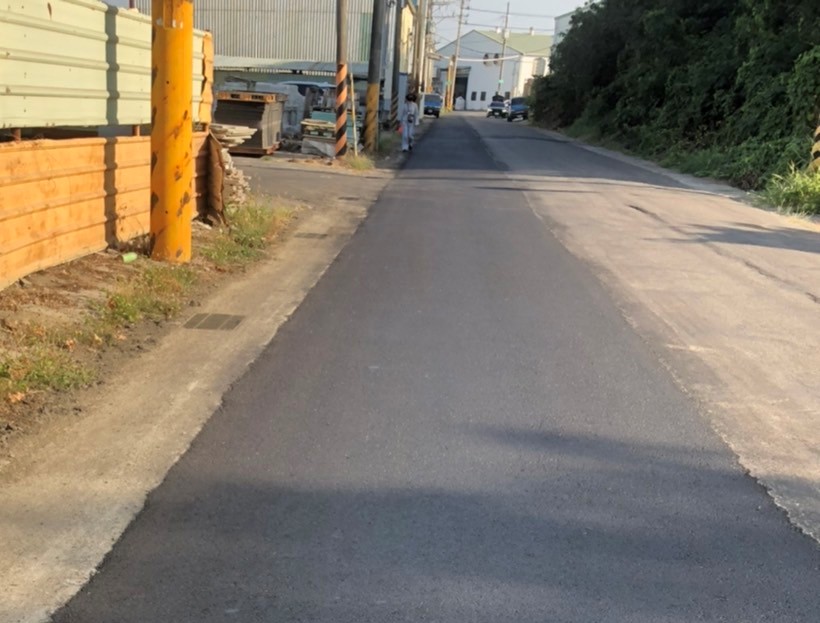 仁德區依仁一街自來水延管工程近期完工,道路重新刨鋪,不僅 供水品質大幅提升,用路人行車品質也獲得改善。