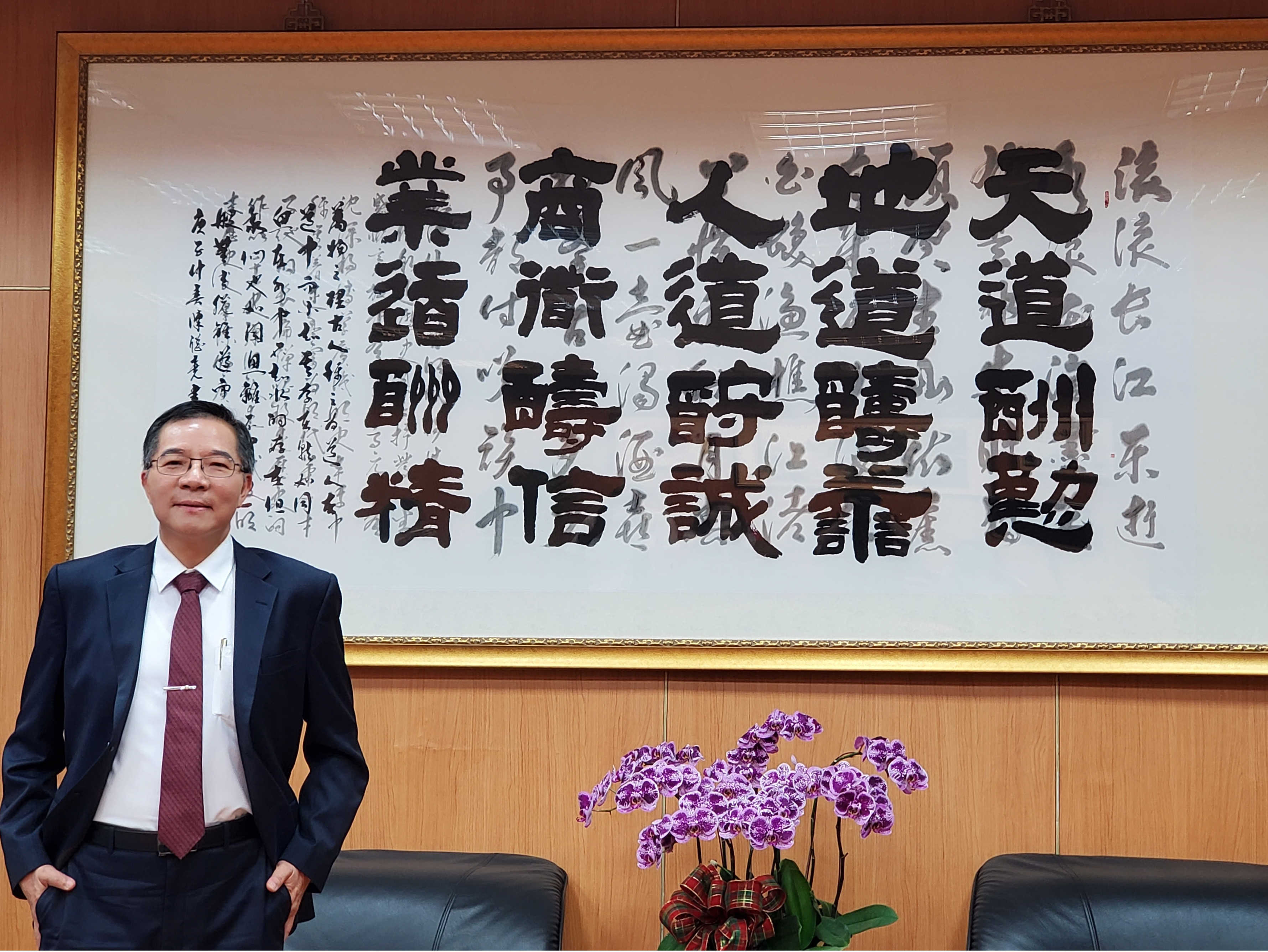 董事長 胡南澤於辦公室照片