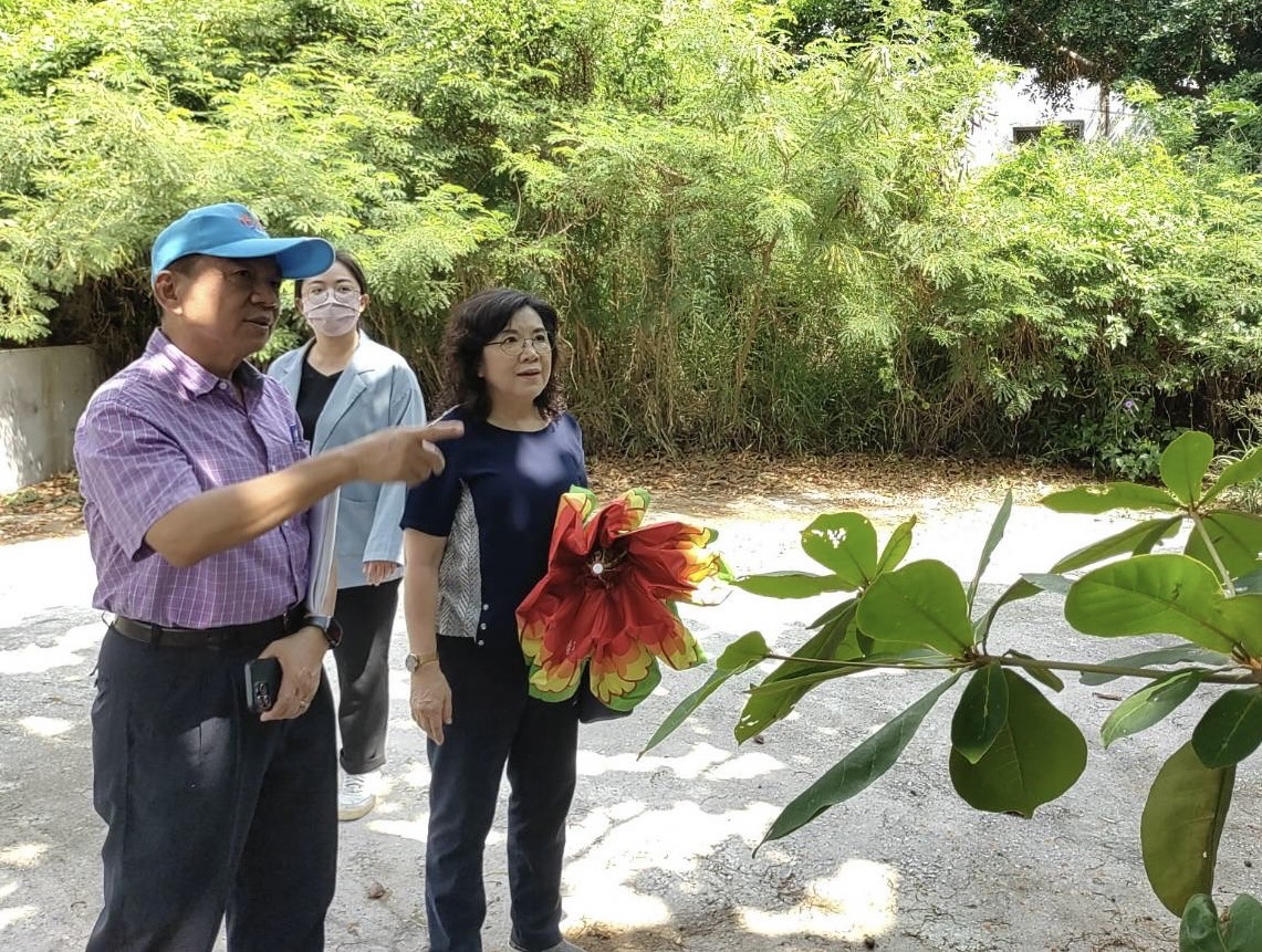 處長（左一）與行政院南部聯合服務中心陳副執行長（右一）至馬公水道貯水隧道現場勘查。