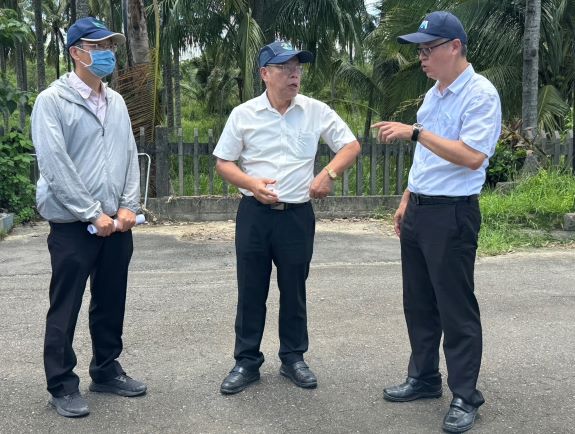 本處林處長向李董事長報告手巾寮淨水場現況。