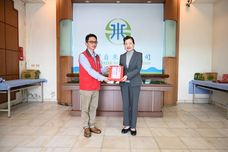 部長慰勉台水同仁致贈春節加菜金