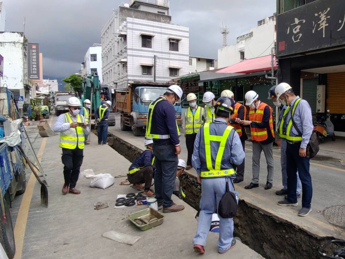 日本技師協助現場指導花蓮市林森路至公園路的管線汰換工程