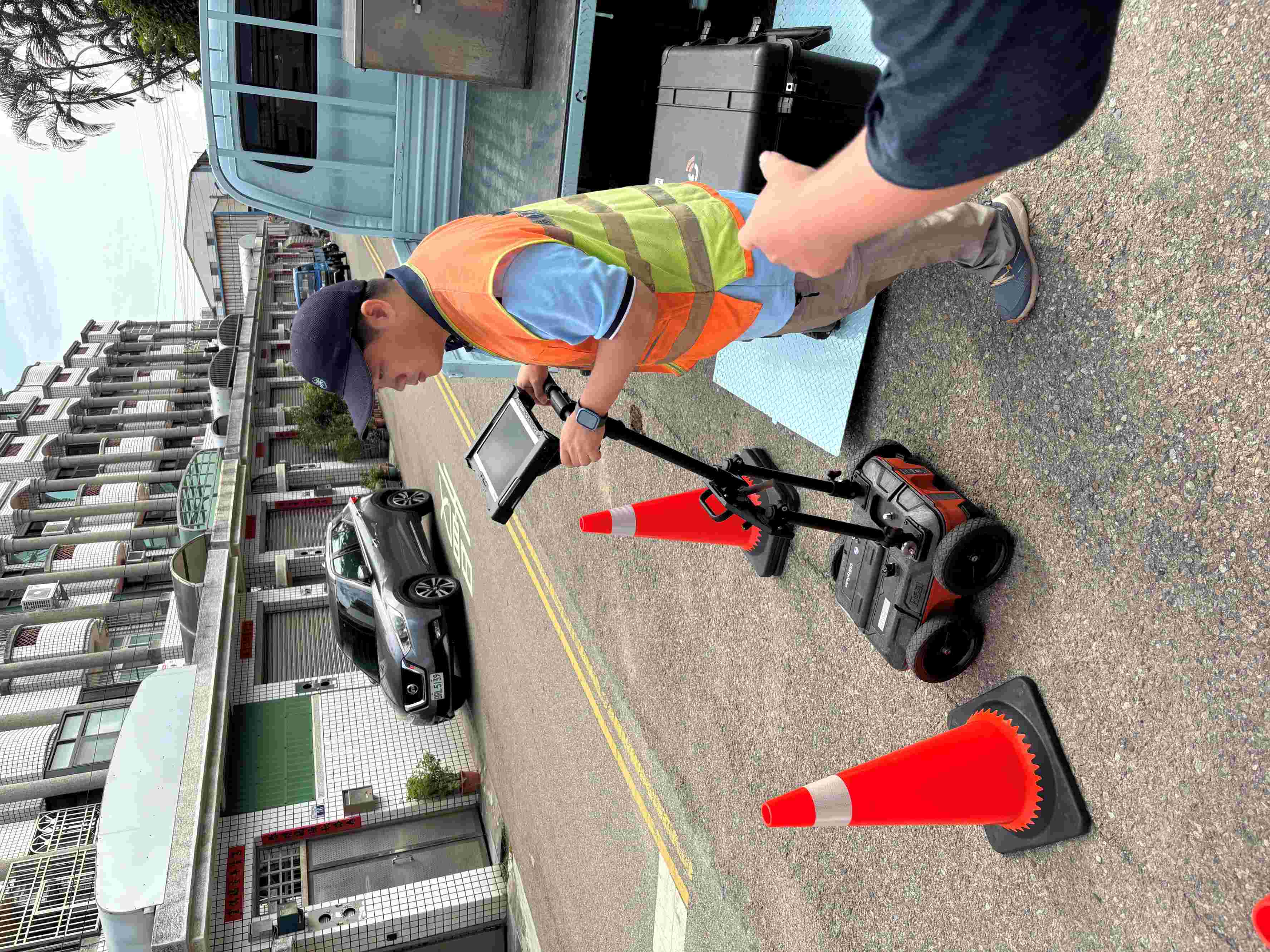 檢漏同仁使用透地雷達檢測漏水