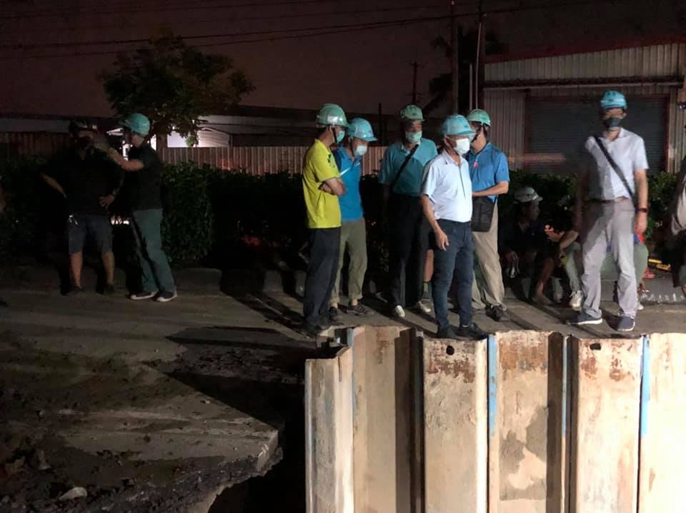 台水七區處武經文處長8日22時視察高雄市大寮區光明路1750mmPCCP原水管線滲漏搶修工程進度