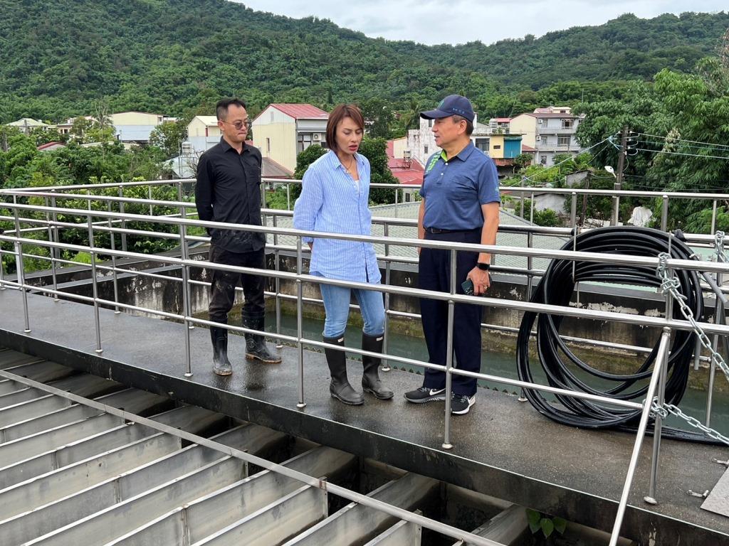 邱處長(右)邱委員(中)邱主任(左)現勘六龜淨水場淨水情形