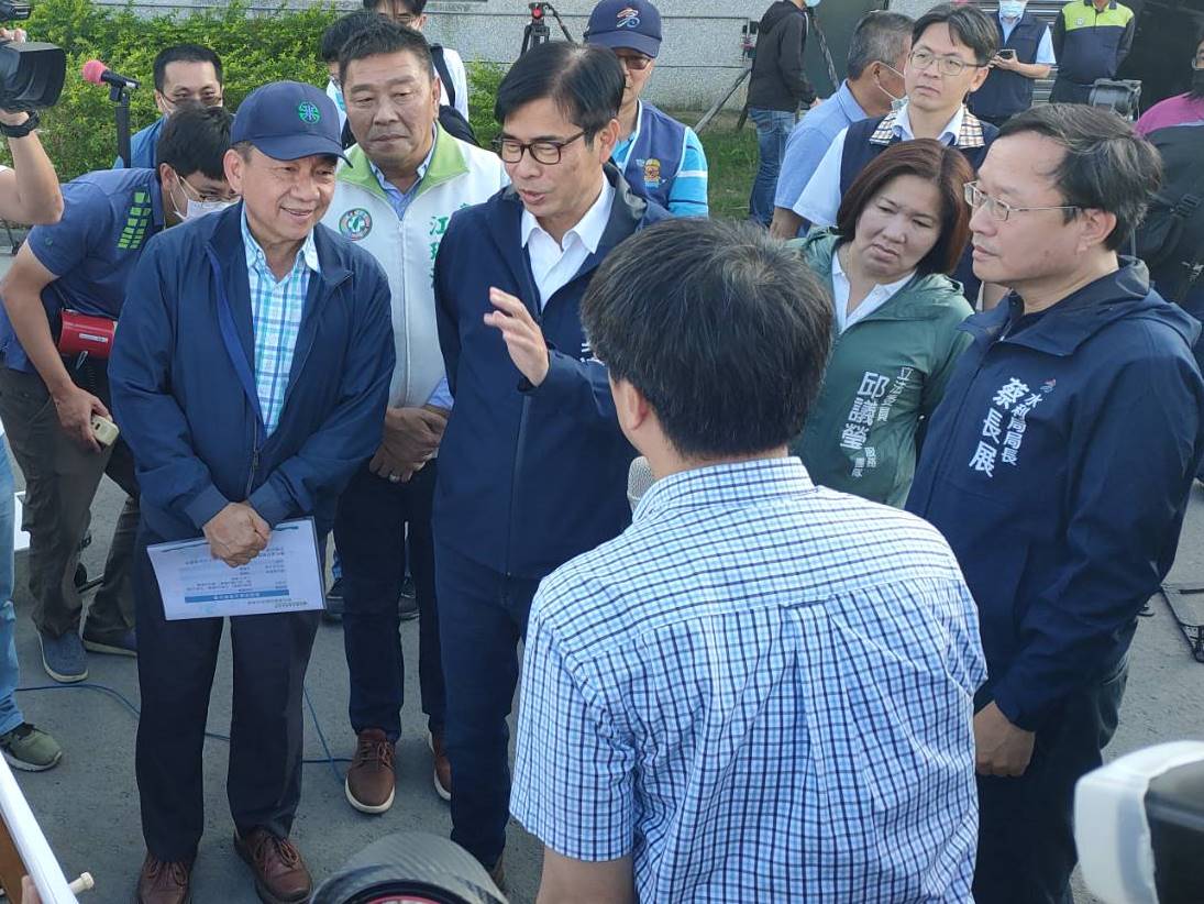 邱處長與陳市長討論高雄地區供水情形