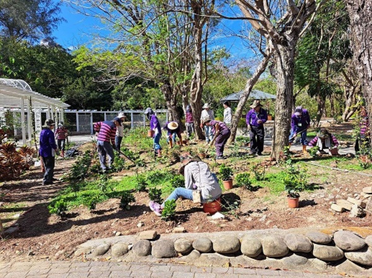 113.2.19-志工補植幸福花園花草1.jpg