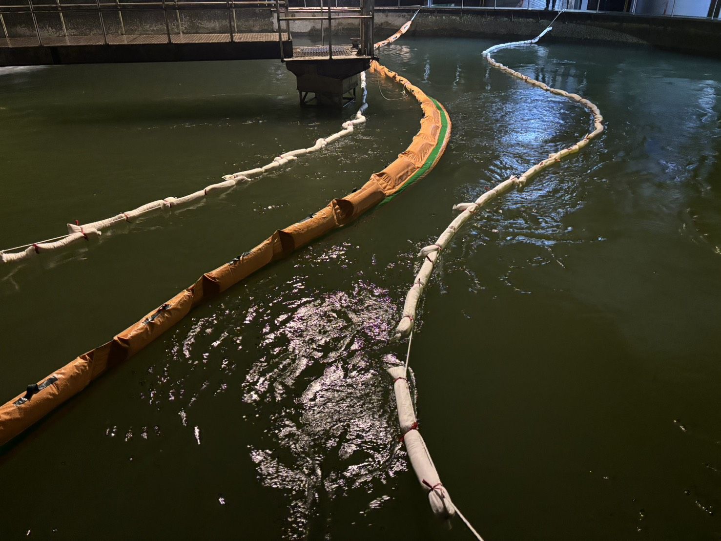 新山淨水場原水調節池加設攔油索及吸油棉