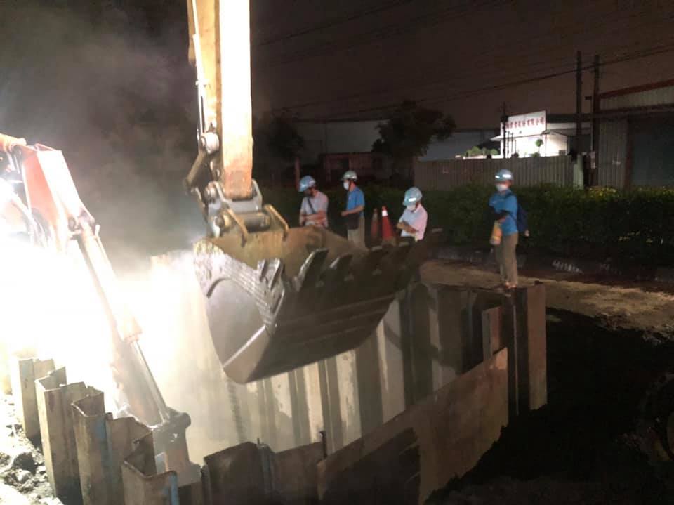台水七區處武經文處長8日22時視察高雄市大寮區光明路1750mmPCCP原水管線滲漏搶修工程進度