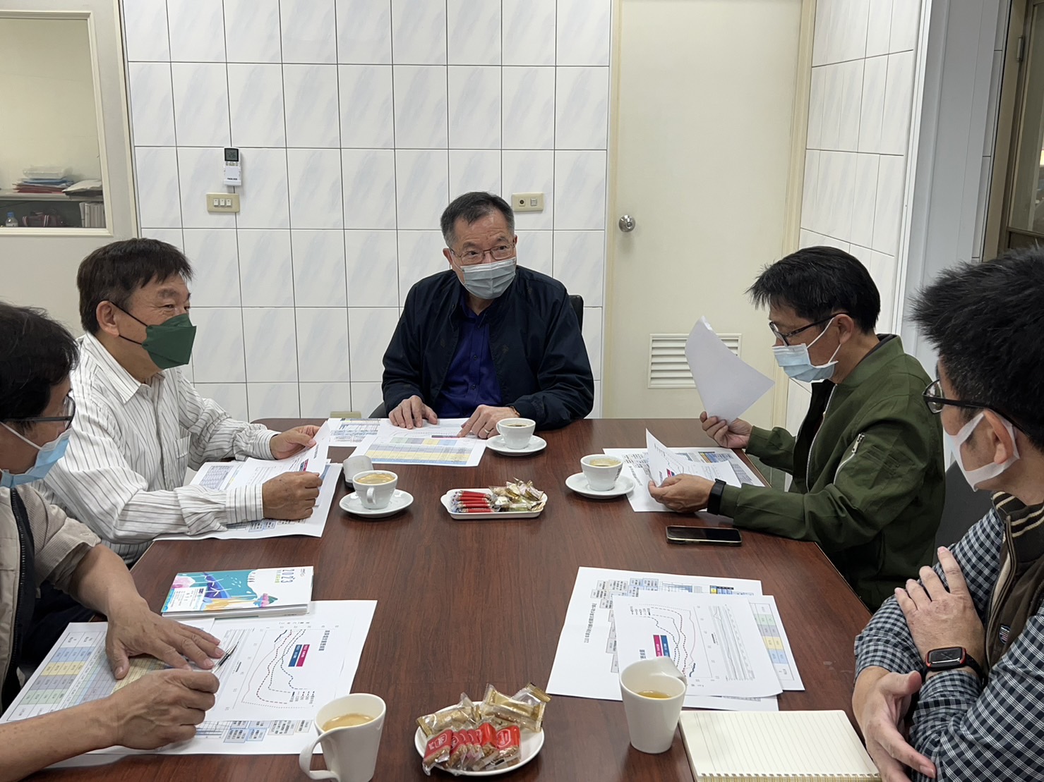 董事長與本處邱處長、吳副處長、漏防課及操作課討論水情