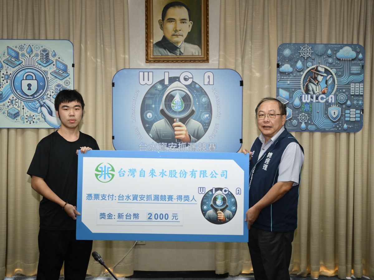 總經理頒發受獎者張佑丞獎金