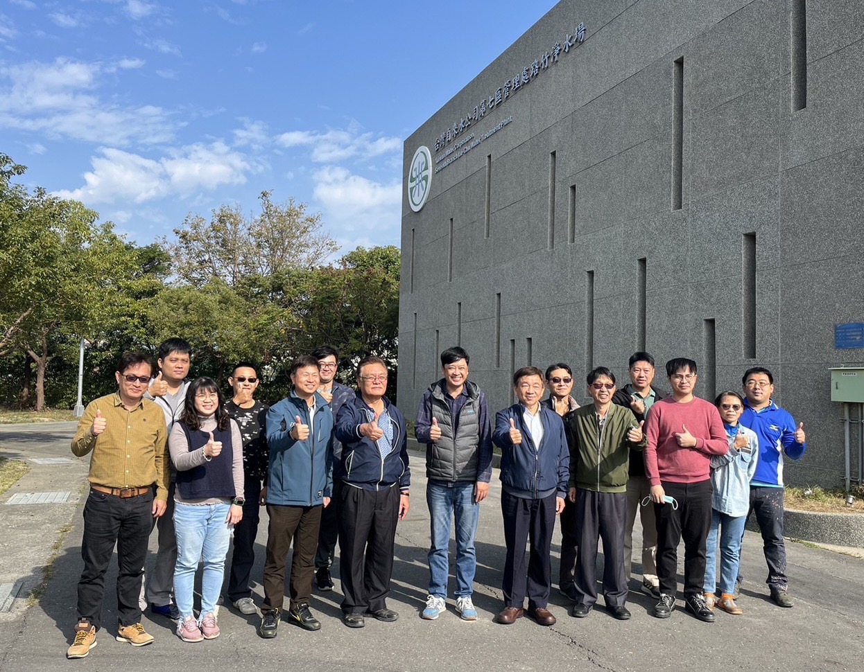 邱處長、吳副處長及秘書與路竹服務所同仁合影