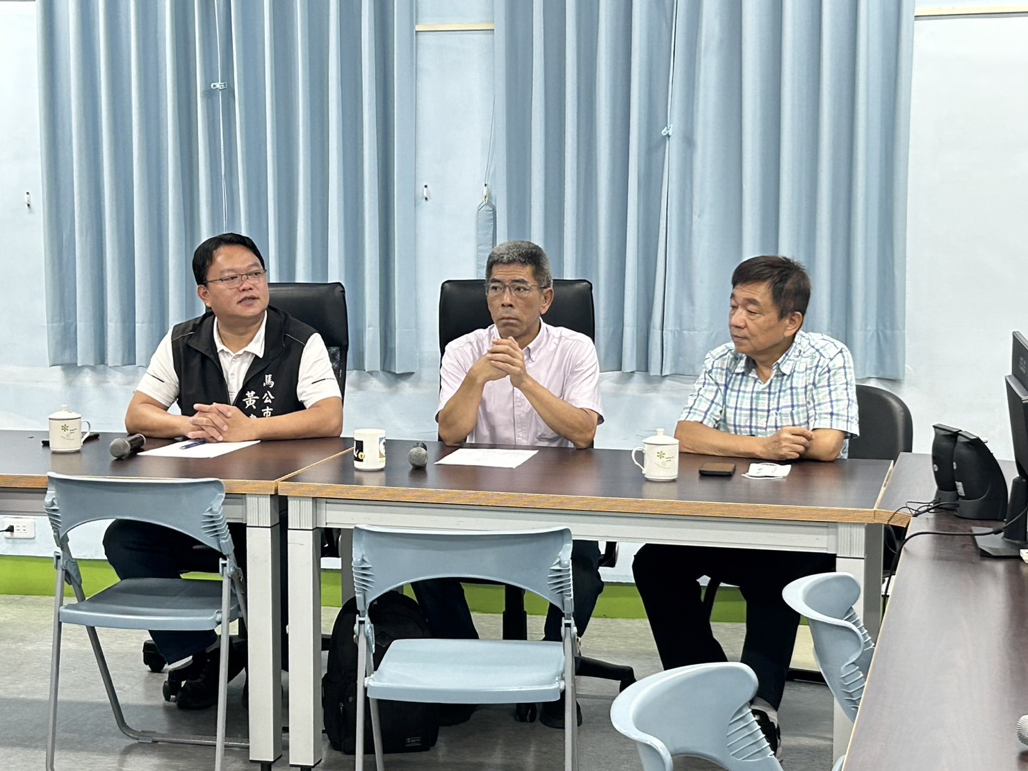 處長(右一)、楊委員(中)並馬公市黃市長(左一)共同主持會議。