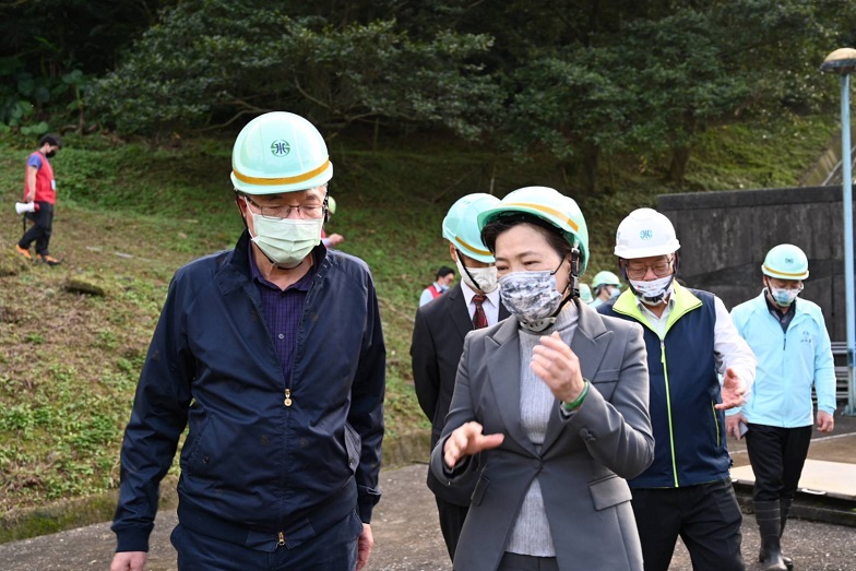 董事長陪同部長視察新山水庫