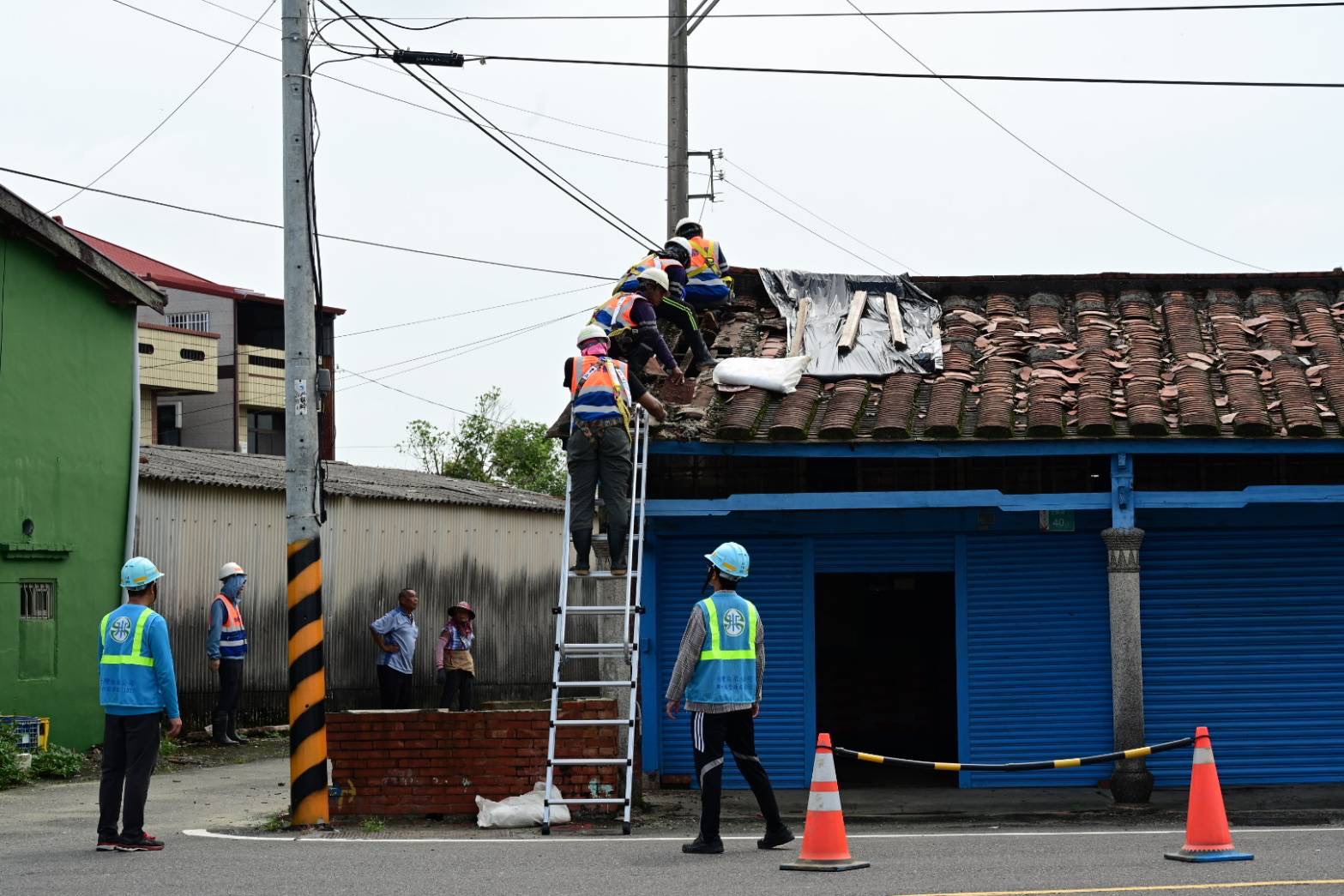 台水公司團隊及施工廠商深入災區，投入麻豆與東山區的災後房屋修繕行動。