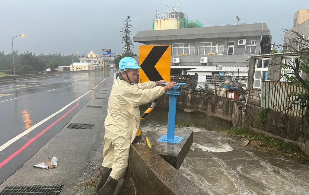 澎湖所成功水庫雨水截流站風雨中閥門操作