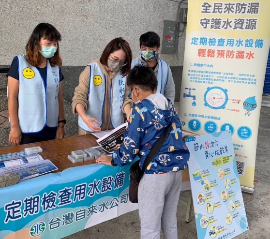 花蓮所同仁向民眾解說節約用水重要性