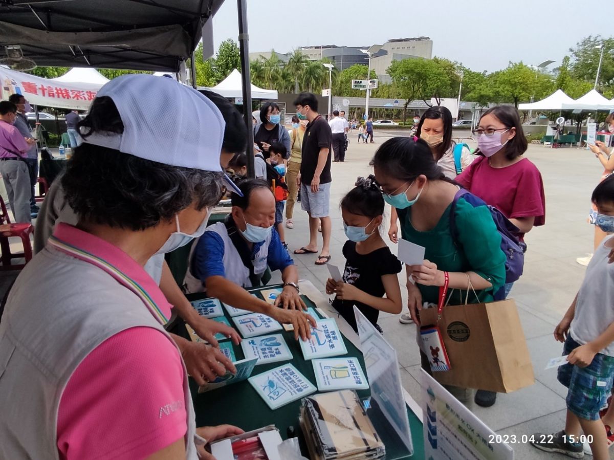 112.04.22-高市環保局辦理422世界地球日設攤宣導in科工館1.jpg