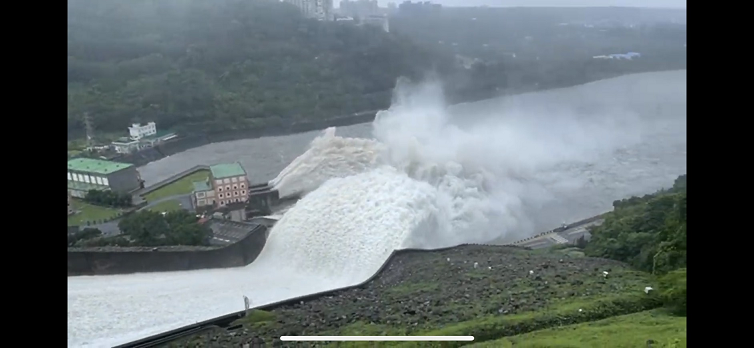 石門水庫溢流照片.png